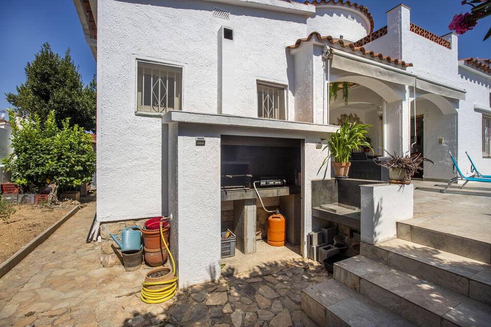 House with pool in Requesens