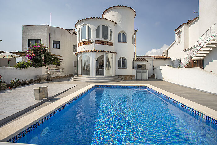 Maison de canal avec amarre 12 x 3 mts et large piscine de canal