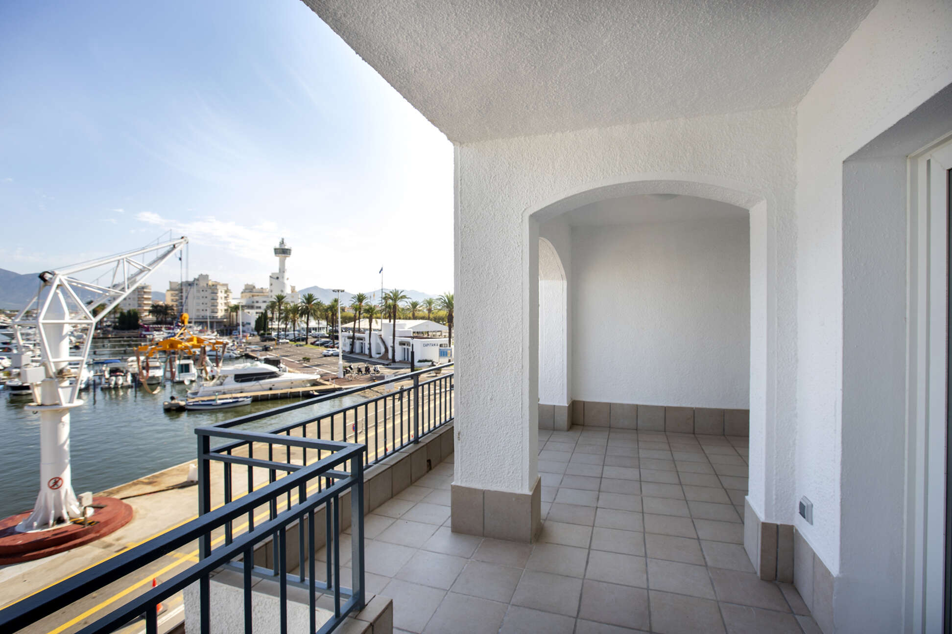 Renovated apartment with views of the Port of Empuriabrava