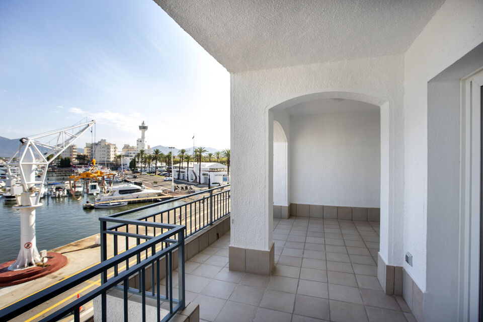 Renovated apartment with views of the Port of Empuriabrava