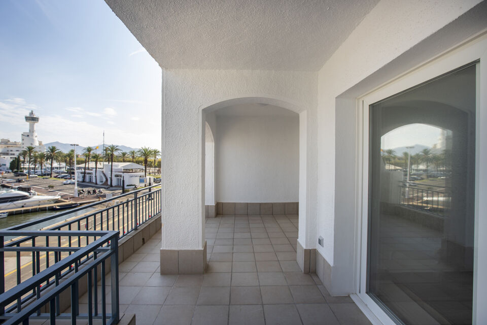 Renovated apartment with views of the Port of Empuriabrava