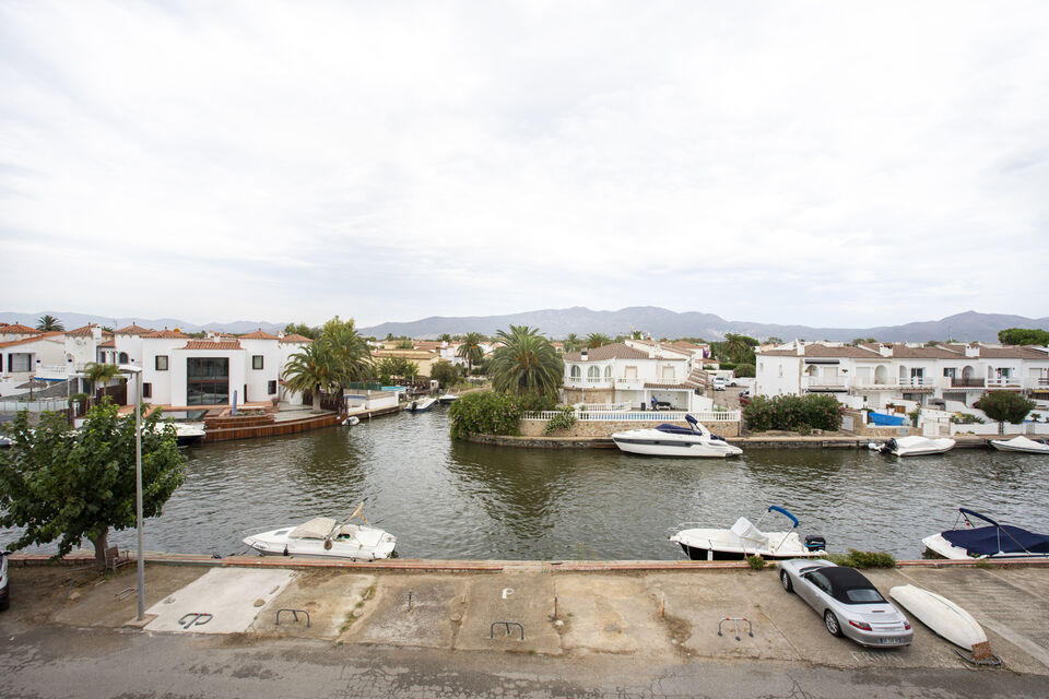 Magnificent apartment with views of the main canal and mooring for sale in Empuriabrava