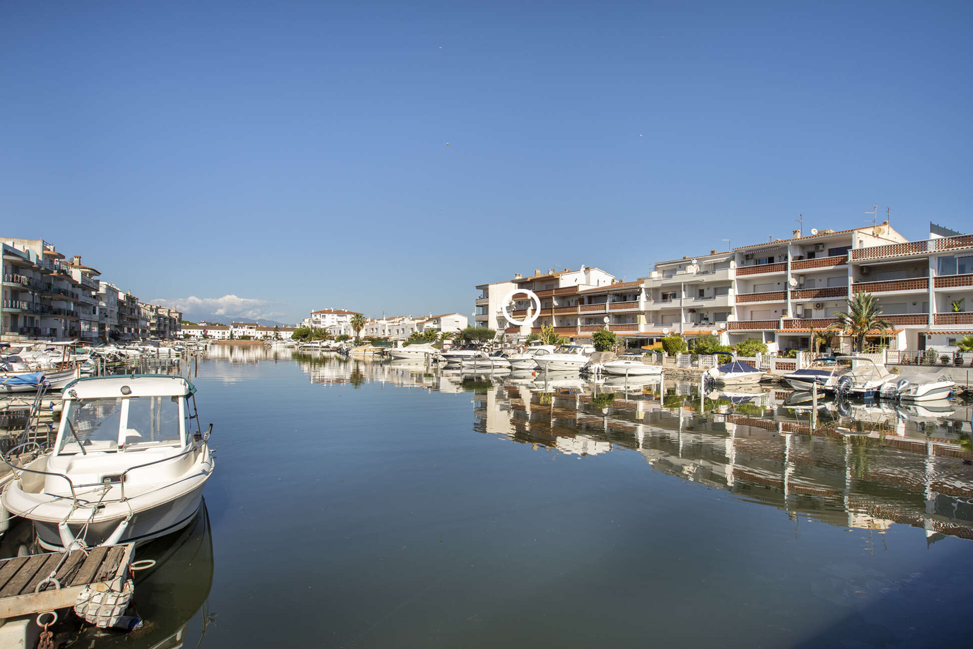 Magnificent apartment with views of the main canal  for sale in Empuriabrava
