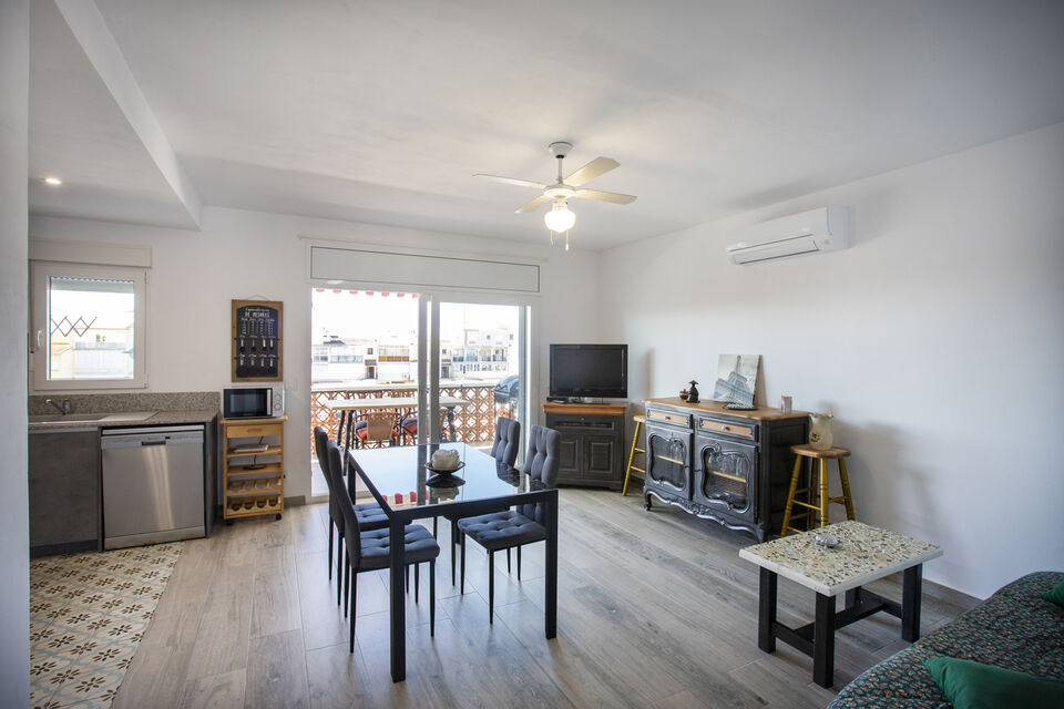 Renovated two-bedroom penthouse with mooring and parking in a quiet area