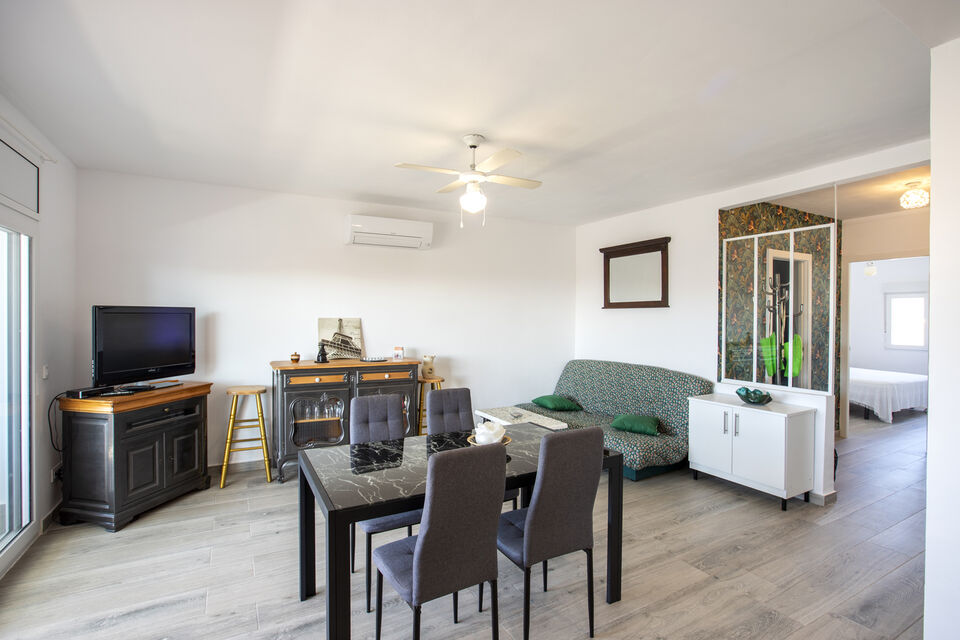 Renovated two-bedroom penthouse with mooring and parking in a quiet area