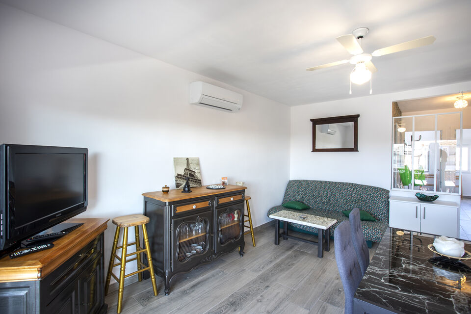 Renovated two-bedroom penthouse with mooring and parking in a quiet area