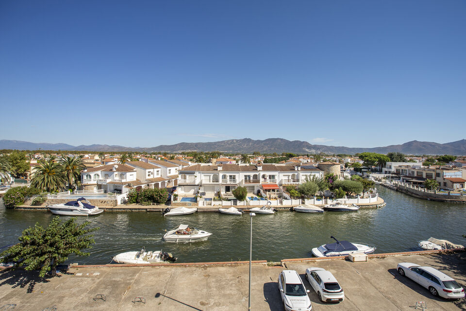 Renovated two-bedroom penthouse with mooring and parking in a quiet area