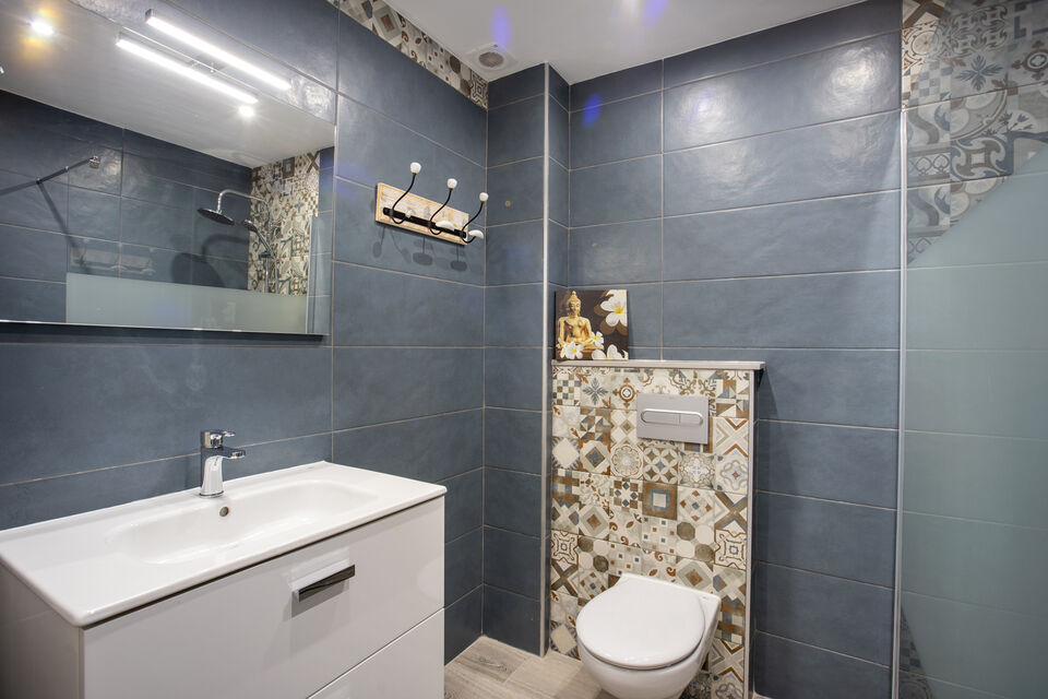 Renovated two-bedroom penthouse with mooring and parking in a quiet area