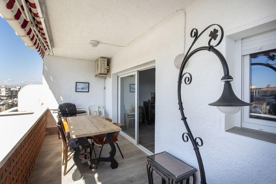 Renovated two-bedroom penthouse with mooring and parking in a quiet area