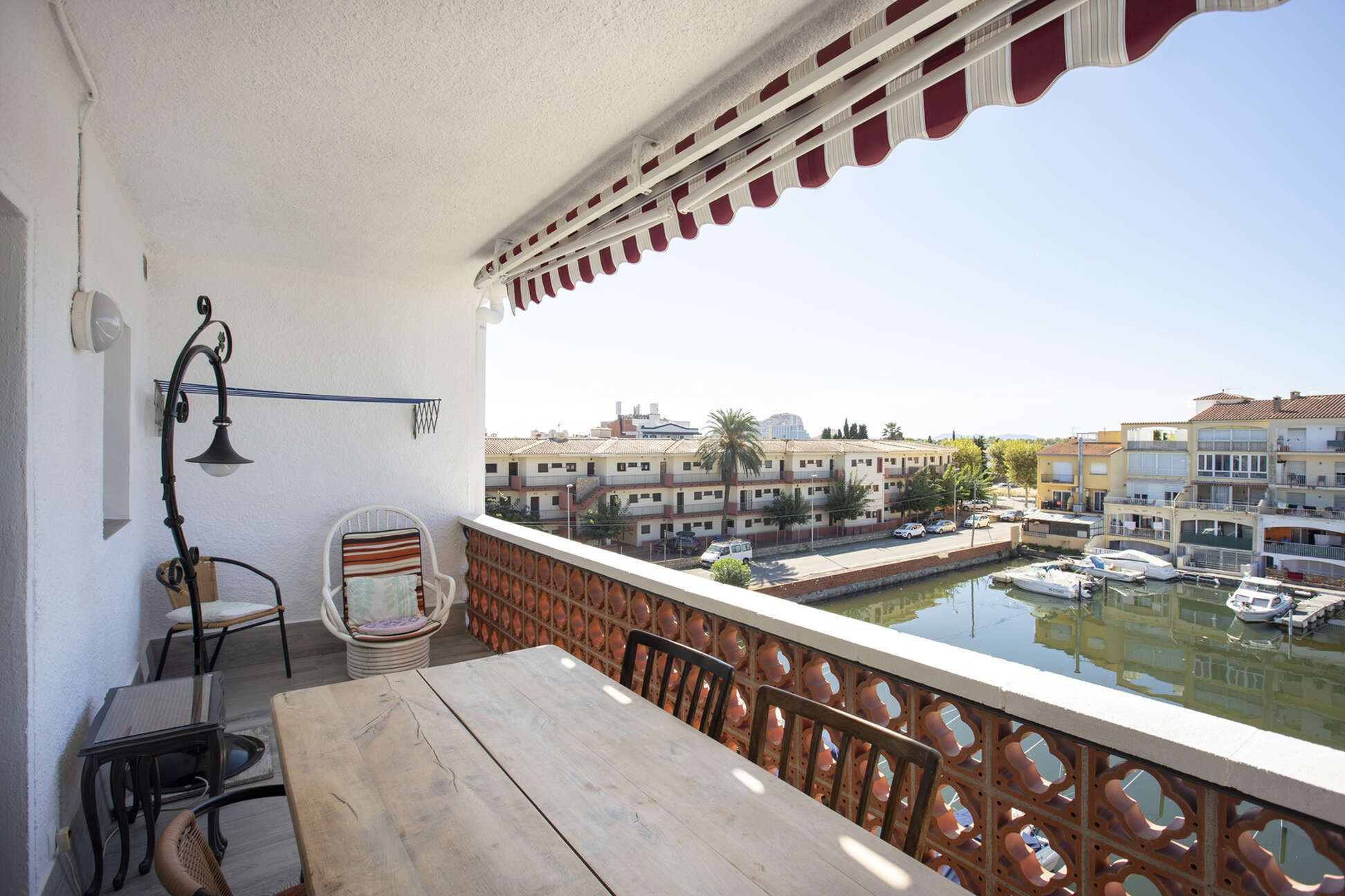 Renovated two-bedroom penthouse with mooring and parking in a quiet area