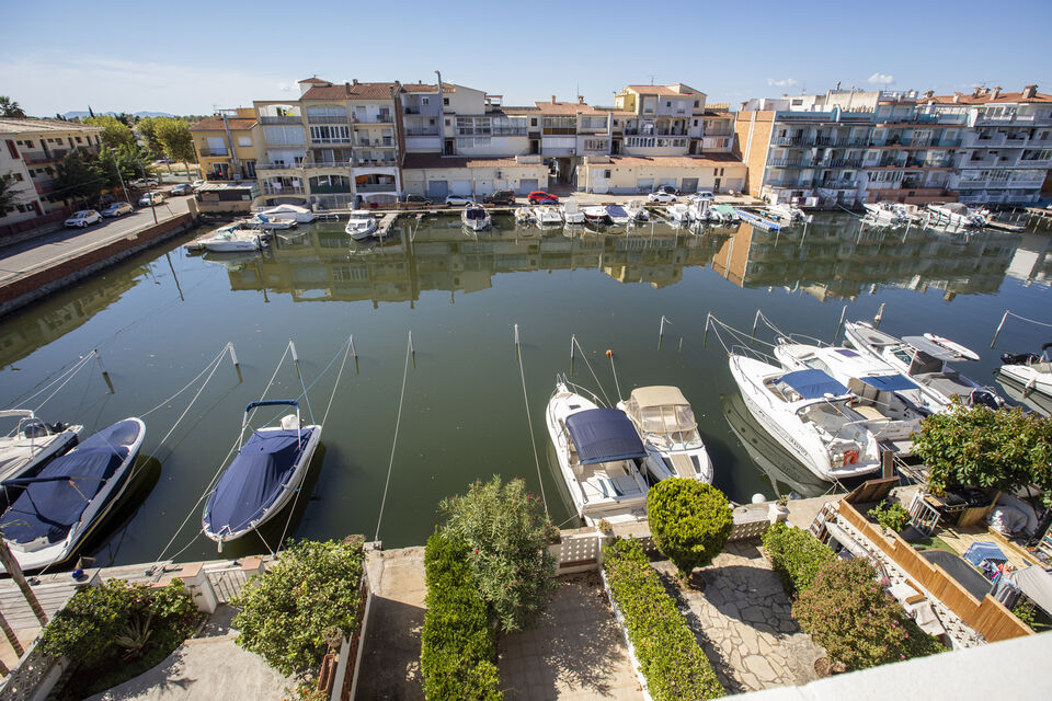 Renovated two-bedroom penthouse with mooring and parking in a quiet area
