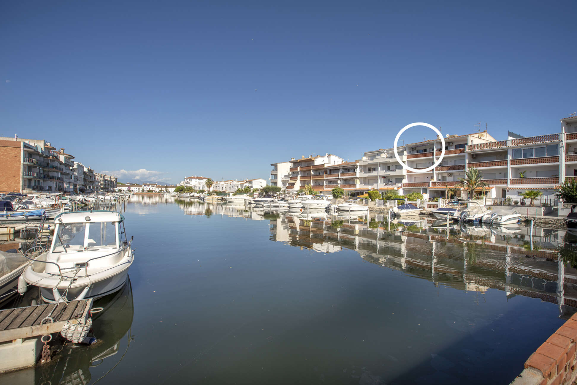 Renovated two-bedroom penthouse with mooring and parking in a quiet area