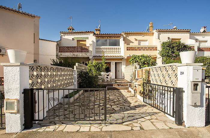 Casa con 2 dormitorios en zona tranquila y piscina comunitaria