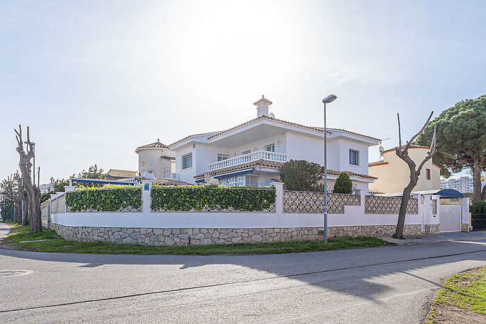 Spektakuläres Haus mit Pool und Garage zum Verkauf in Empuriabrava