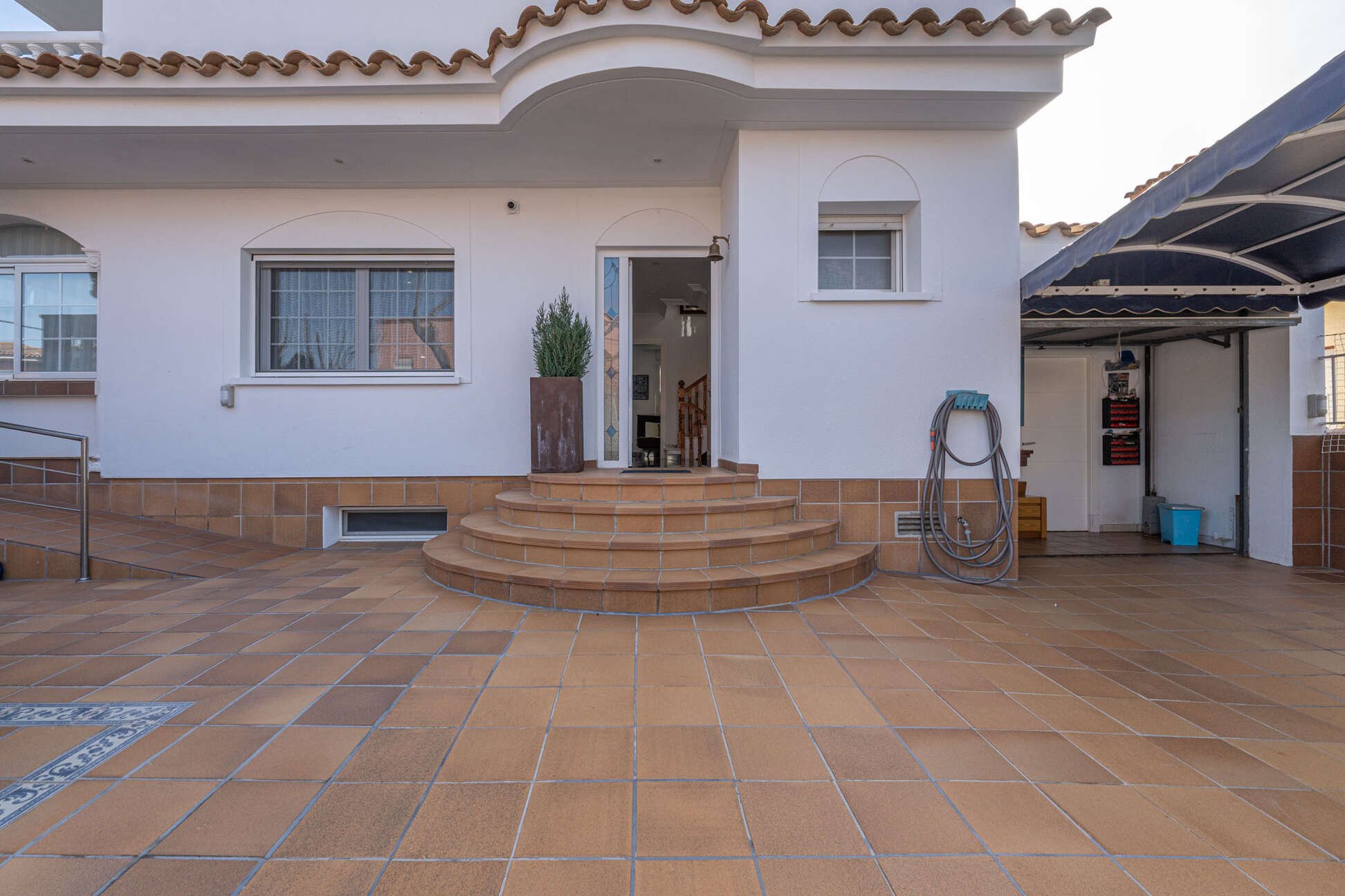 https://translate.google.es/?hl=es&amp;sl=es&amp;tl=en&amp;text=Espectacular%20casa%20con%20piscina%20y%20garaje