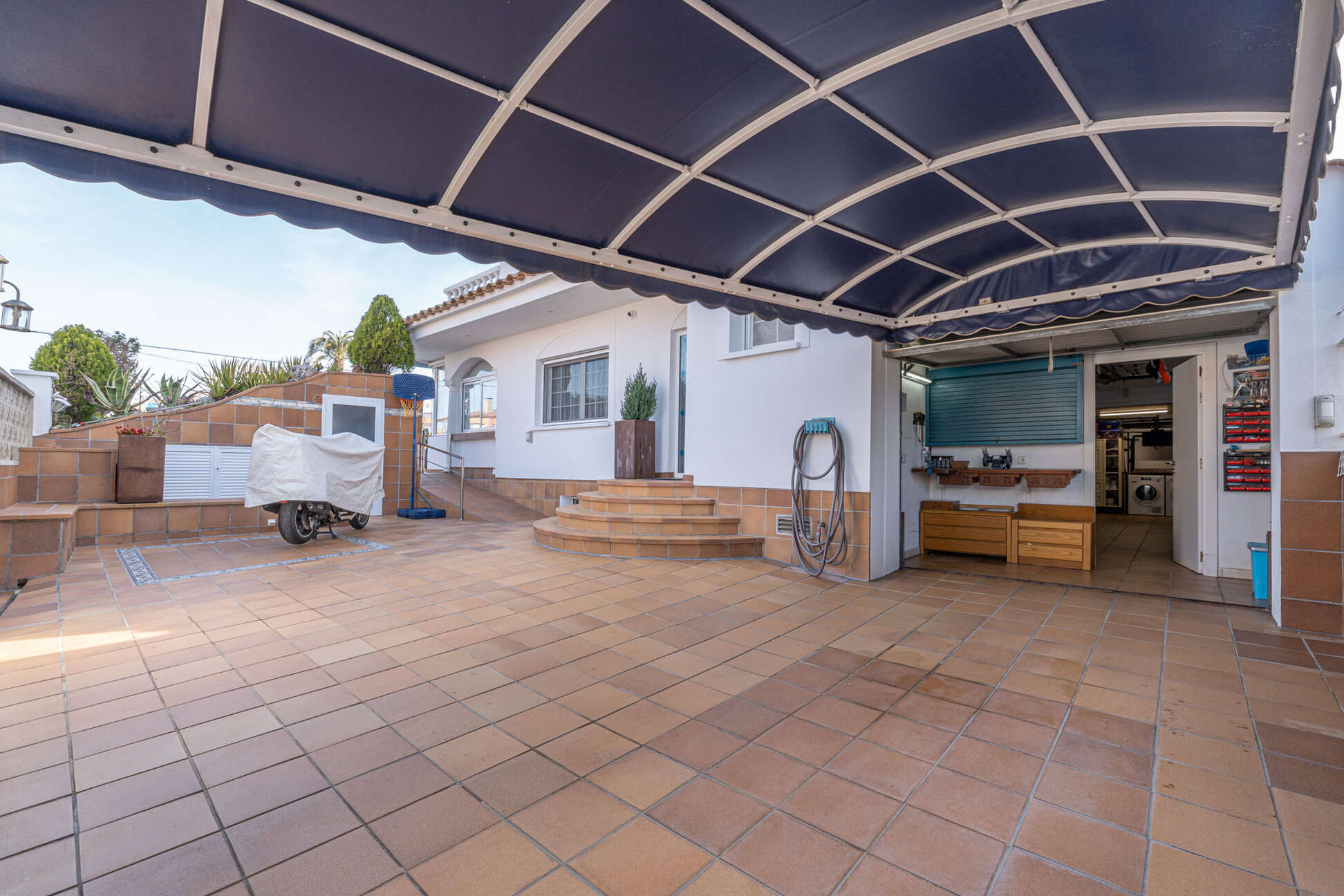 https://translate.google.es/?hl=es&amp;sl=es&amp;tl=en&amp;text=Espectacular%20casa%20con%20piscina%20y%20garaje
