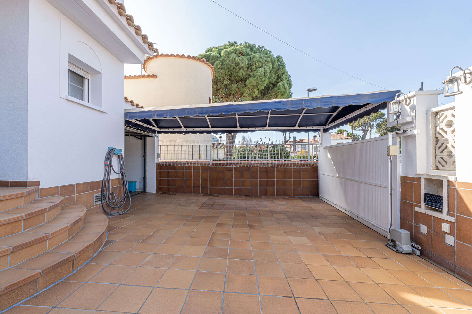 https://translate.google.es/?hl=es&amp;sl=es&amp;tl=en&amp;text=Espectacular%20casa%20con%20piscina%20y%20garaje