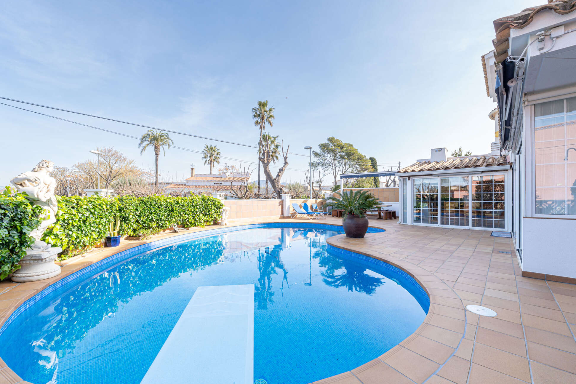 https://translate.google.es/?hl=es&amp;sl=es&amp;tl=en&amp;text=Espectacular%20casa%20con%20piscina%20y%20garaje