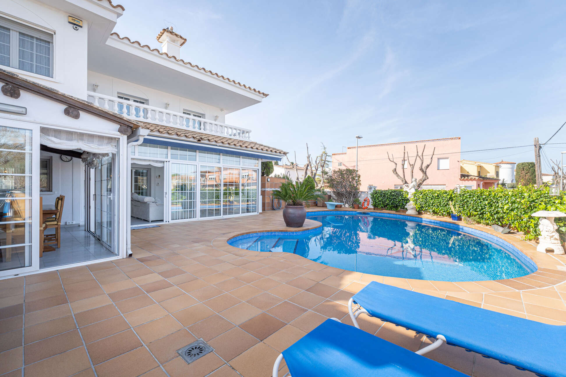 https://translate.google.es/?hl=es&amp;sl=es&amp;tl=en&amp;text=Espectacular%20casa%20con%20piscina%20y%20garaje