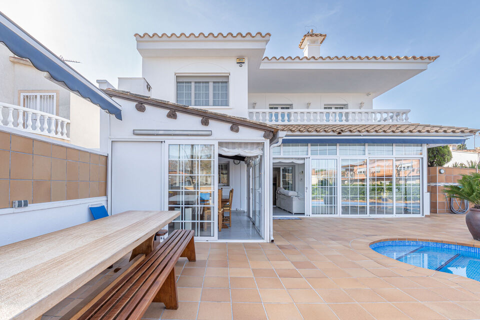 Spectacular house with pool and garage for sale in Empuriabrava