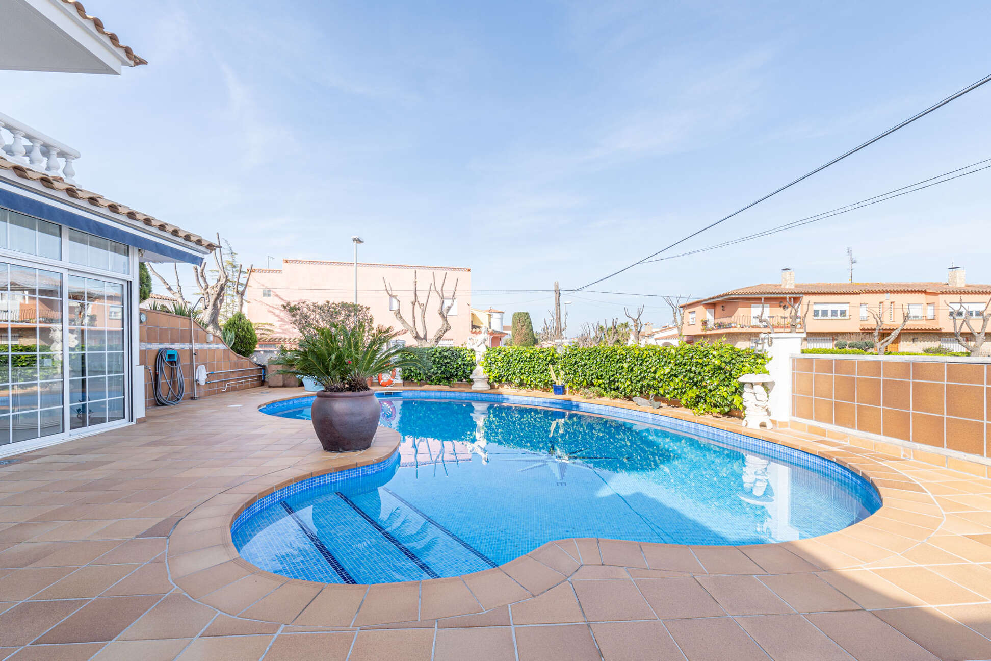 https://translate.google.es/?hl=es&amp;sl=es&amp;tl=en&amp;text=Espectacular%20casa%20con%20piscina%20y%20garaje