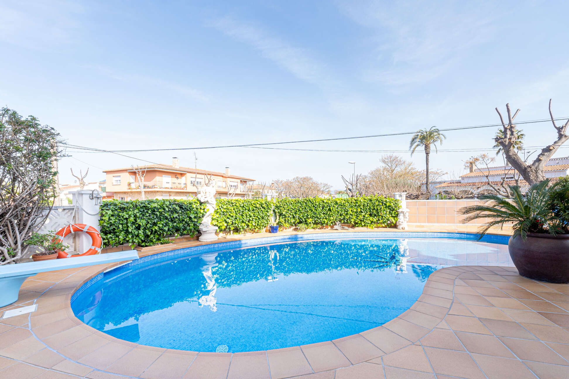 https://translate.google.es/?hl=es&amp;sl=es&amp;tl=en&amp;text=Espectacular%20casa%20con%20piscina%20y%20garaje