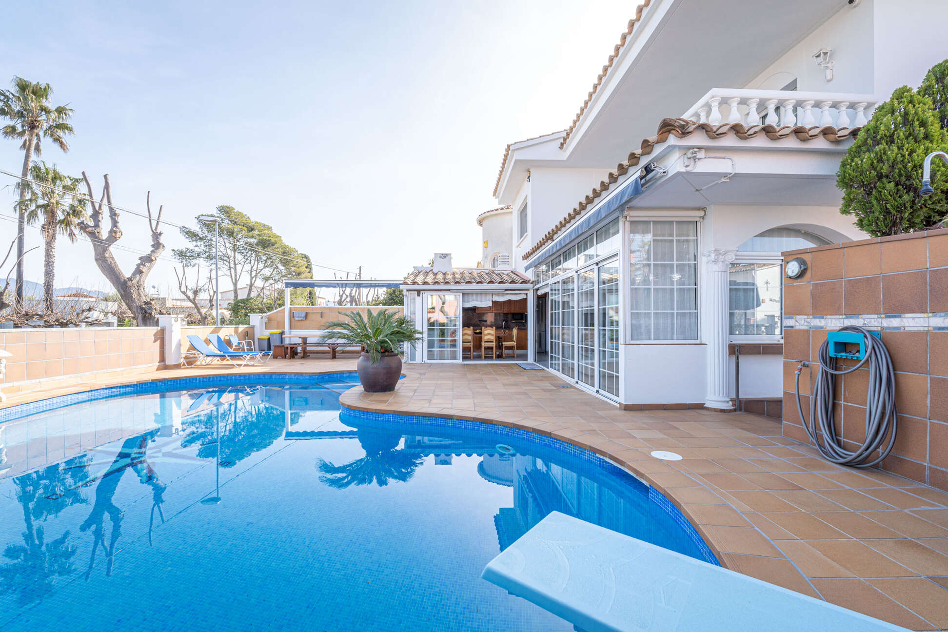 https://translate.google.es/?hl=es&amp;sl=es&amp;tl=en&amp;text=Espectacular%20casa%20con%20piscina%20y%20garaje
