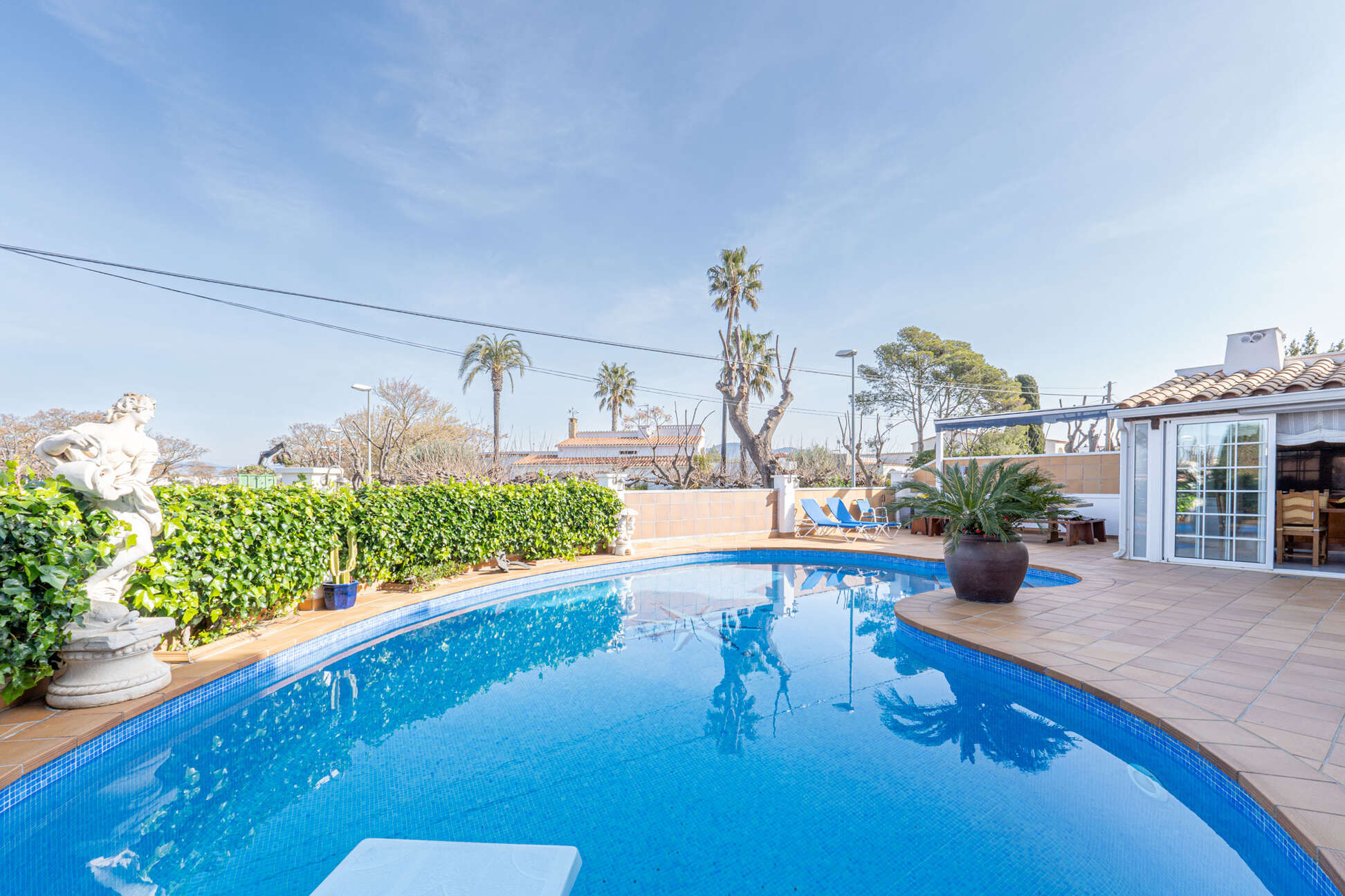 https://translate.google.es/?hl=es&amp;sl=es&amp;tl=en&amp;text=Espectacular%20casa%20con%20piscina%20y%20garaje