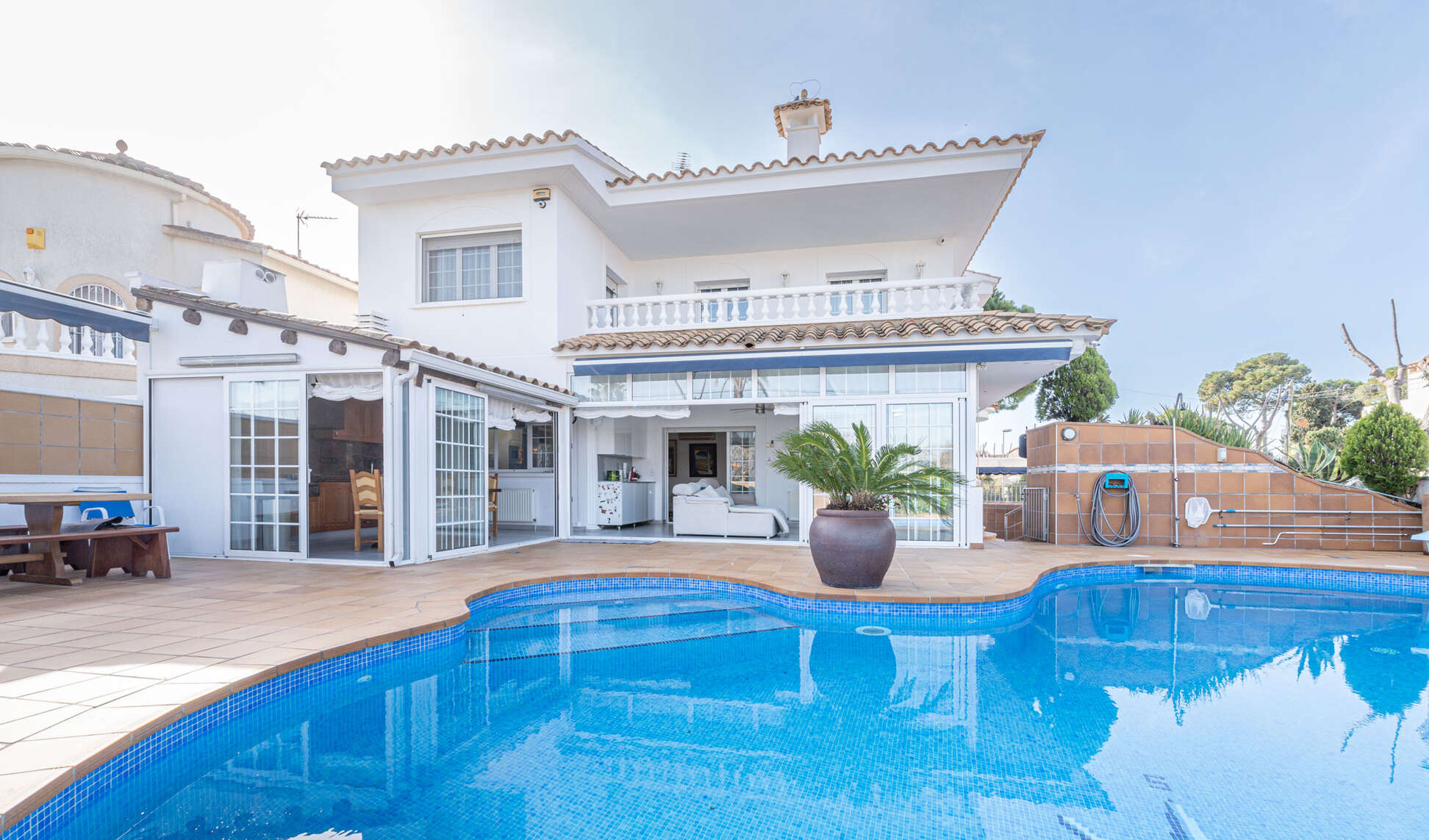 https://translate.google.es/?hl=es&amp;sl=es&amp;tl=en&amp;text=Espectacular%20casa%20con%20piscina%20y%20garaje