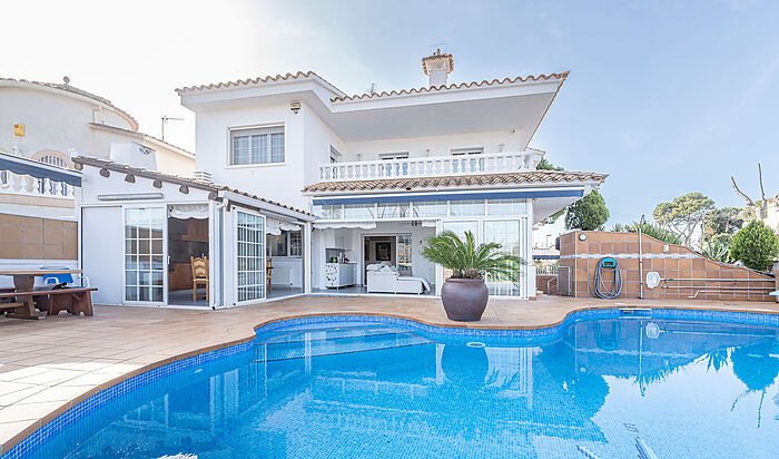 Spectacular house with pool and garage for sale in Empuriabrava