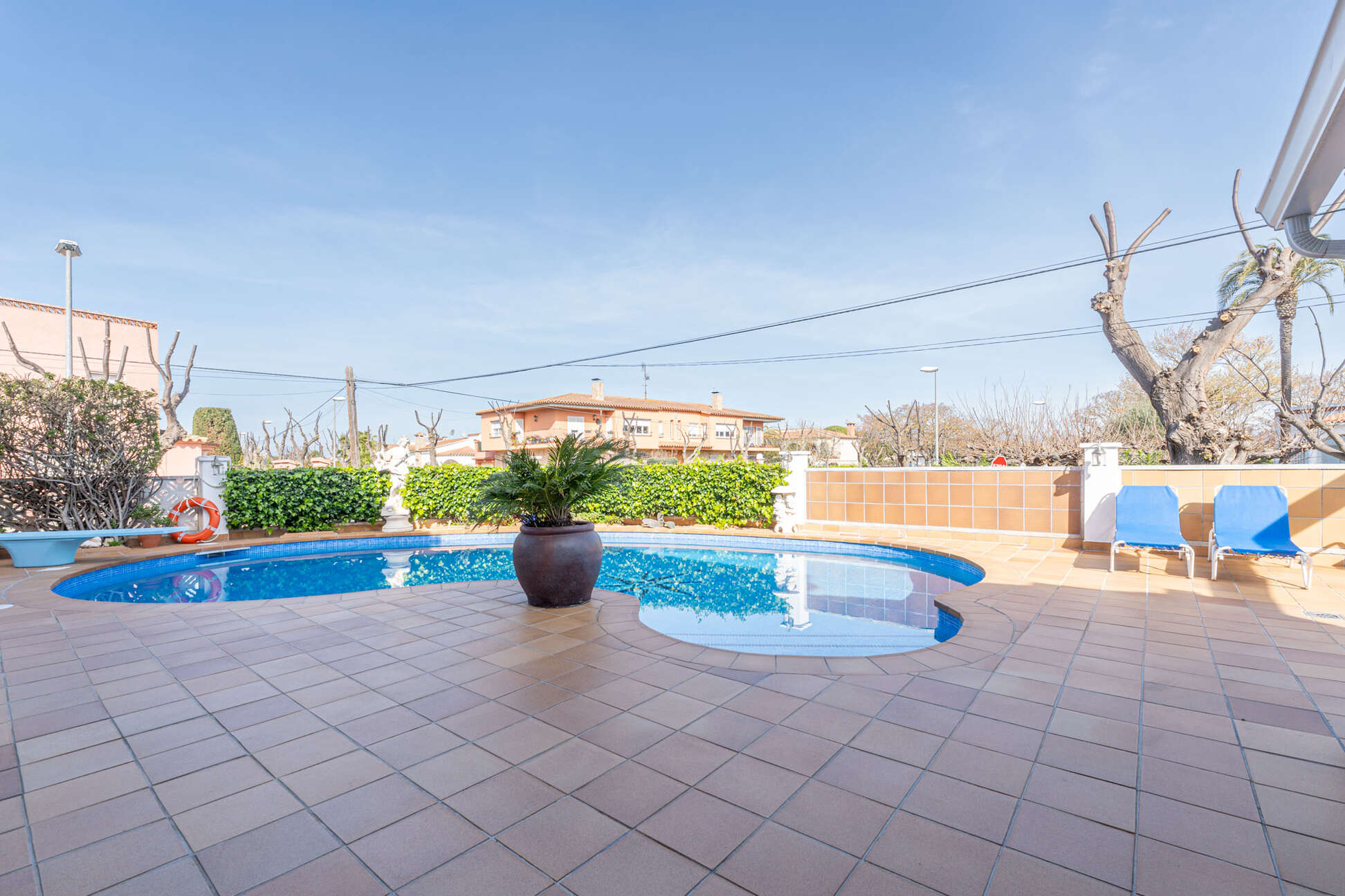https://translate.google.es/?hl=es&amp;sl=es&amp;tl=en&amp;text=Espectacular%20casa%20con%20piscina%20y%20garaje