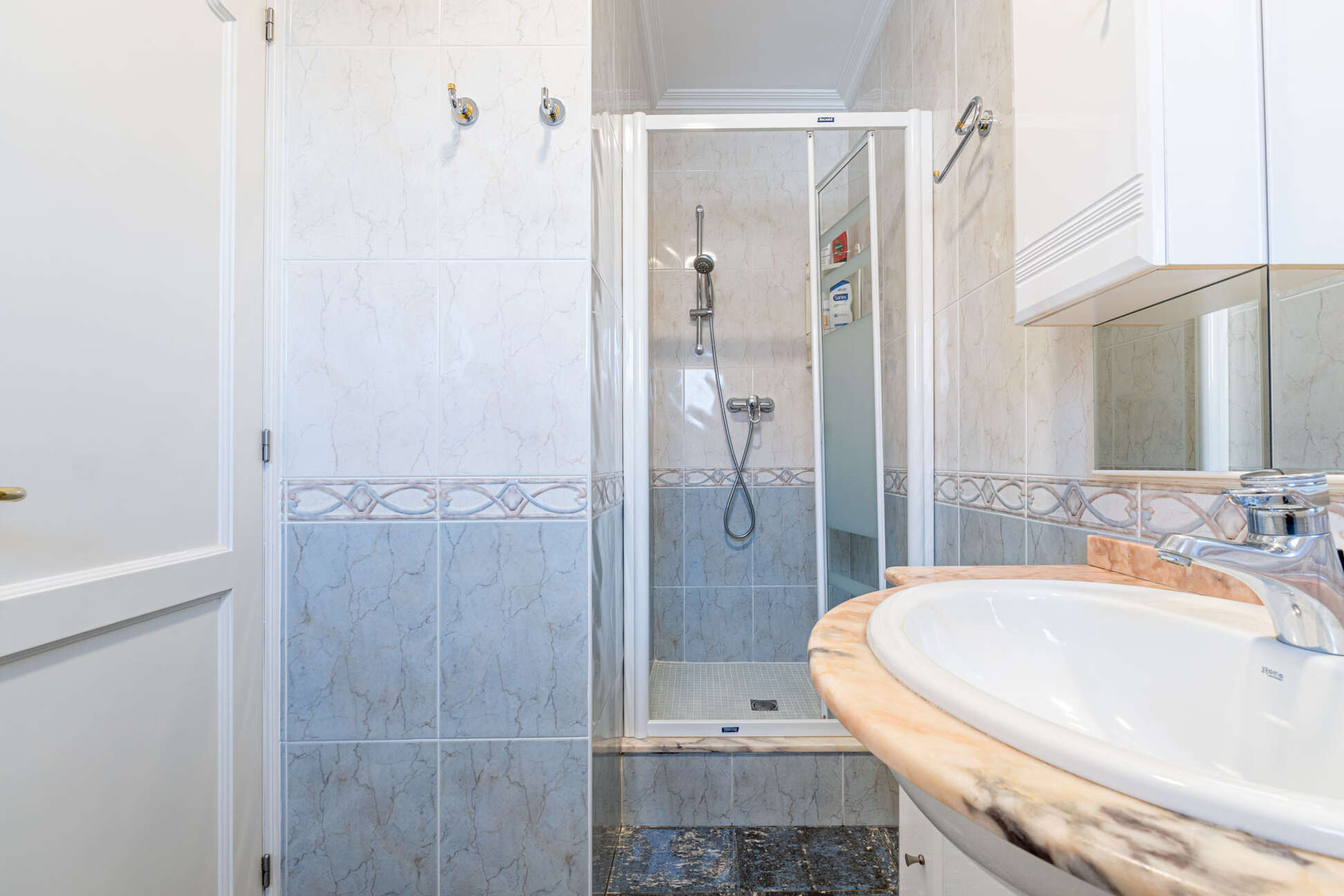 https://translate.google.es/?hl=es&amp;sl=es&amp;tl=en&amp;text=Espectacular%20casa%20con%20piscina%20y%20garaje