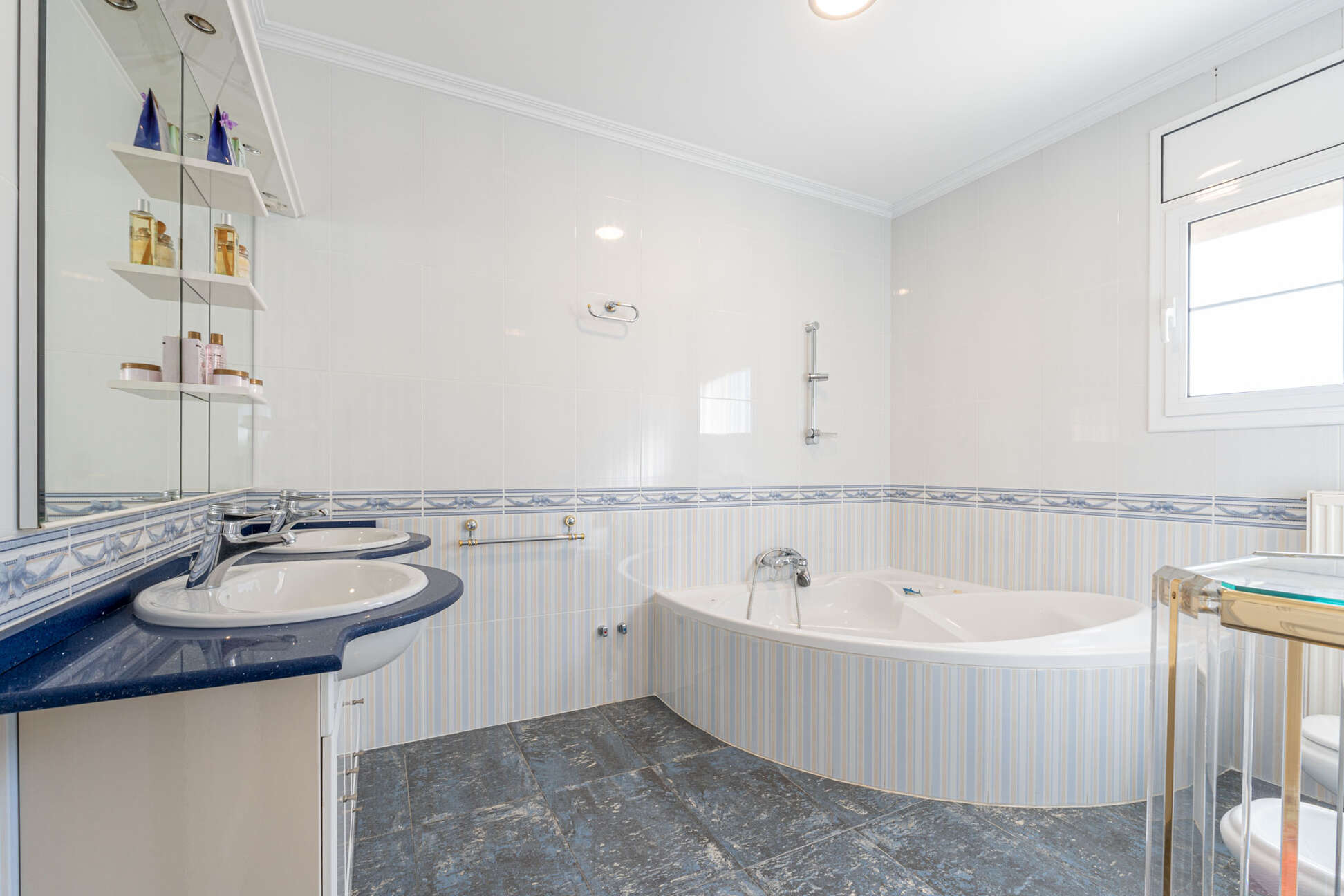 https://translate.google.es/?hl=es&amp;sl=es&amp;tl=en&amp;text=Espectacular%20casa%20con%20piscina%20y%20garaje