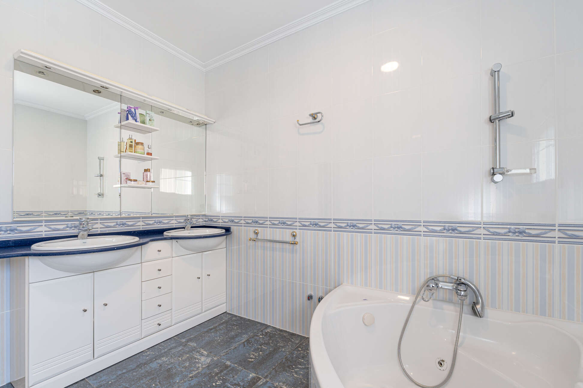 https://translate.google.es/?hl=es&amp;sl=es&amp;tl=en&amp;text=Espectacular%20casa%20con%20piscina%20y%20garaje