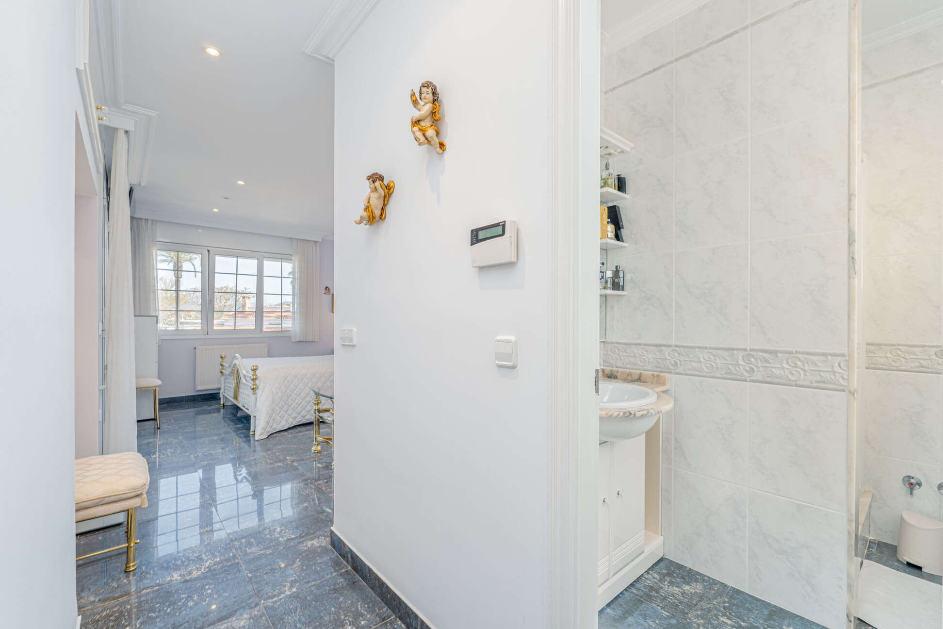 https://translate.google.es/?hl=es&amp;sl=es&amp;tl=en&amp;text=Espectacular%20casa%20con%20piscina%20y%20garaje