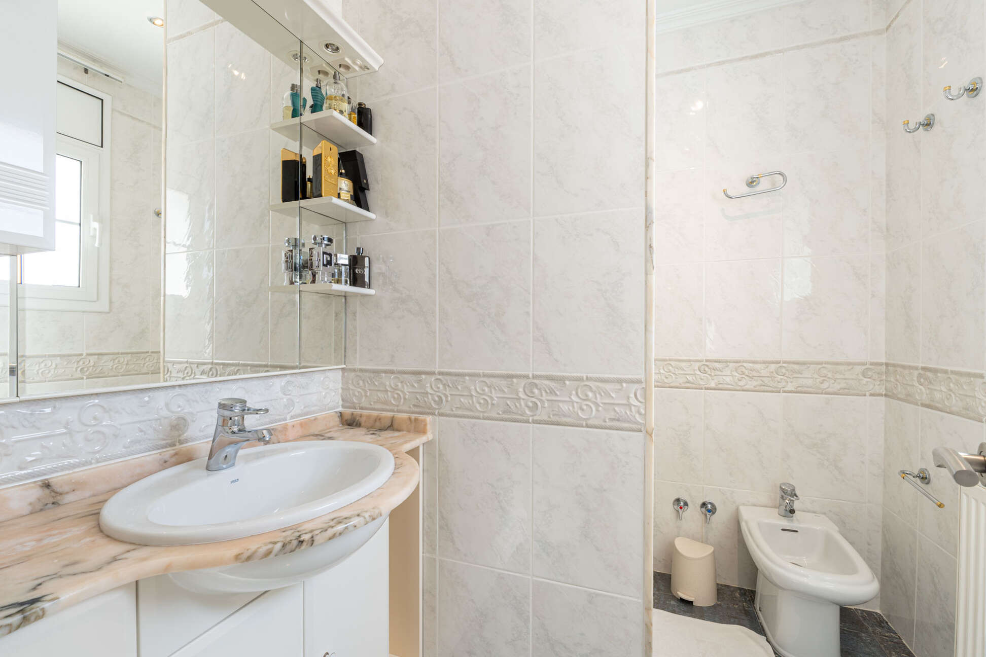https://translate.google.es/?hl=es&amp;sl=es&amp;tl=en&amp;text=Espectacular%20casa%20con%20piscina%20y%20garaje