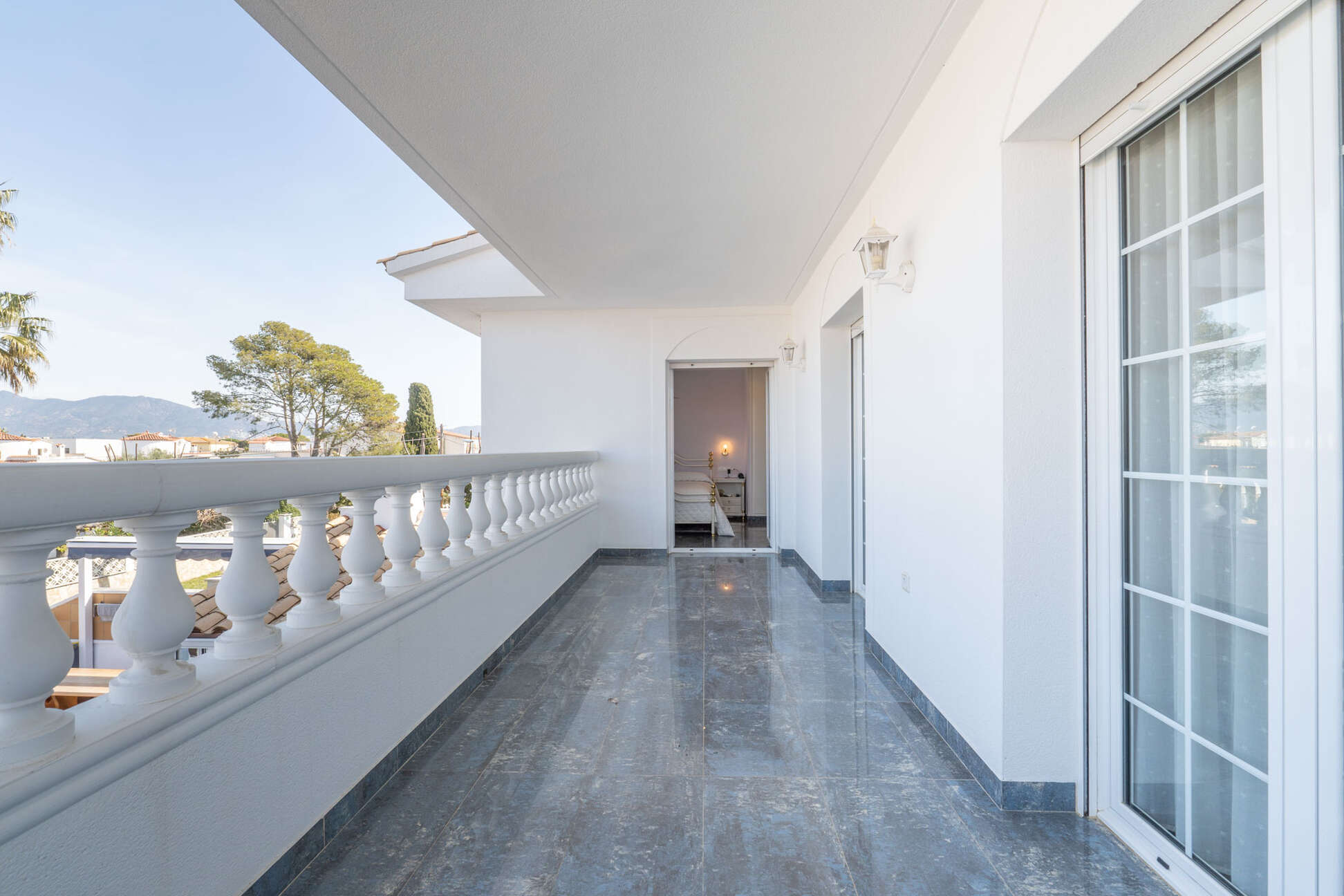 https://translate.google.es/?hl=es&amp;sl=es&amp;tl=en&amp;text=Espectacular%20casa%20con%20piscina%20y%20garaje