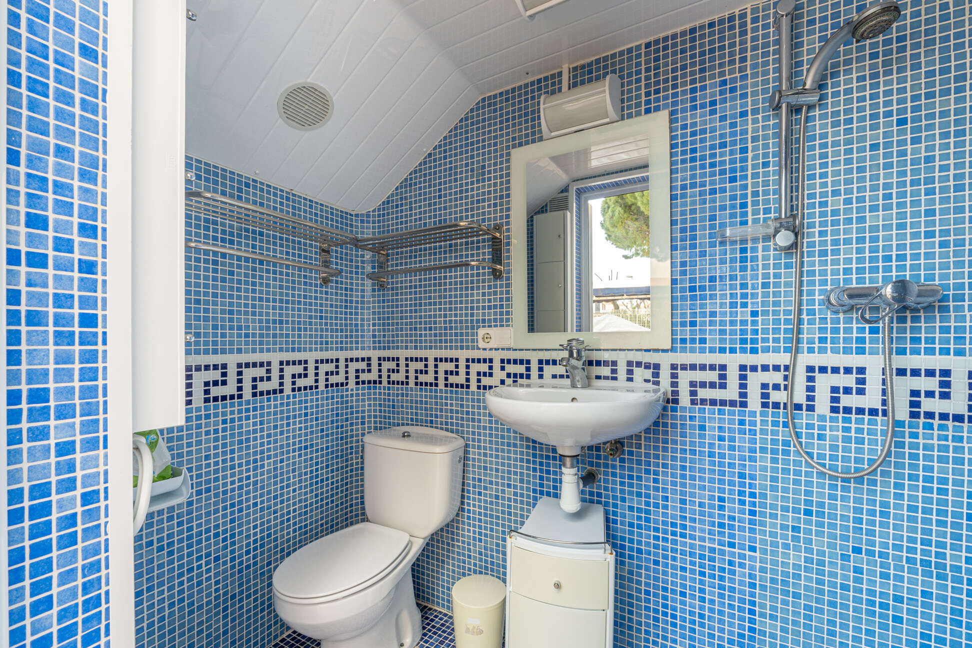 https://translate.google.es/?hl=es&amp;sl=es&amp;tl=en&amp;text=Espectacular%20casa%20con%20piscina%20y%20garaje
