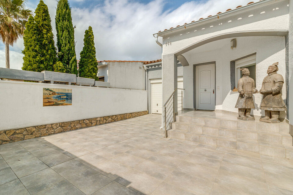 House/Villa with large pool for sale in Empuriabrava