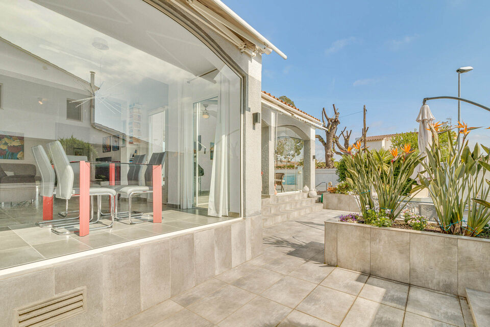 Haus/Villa mit großem Pool in Empuriabrava zu verkaufen