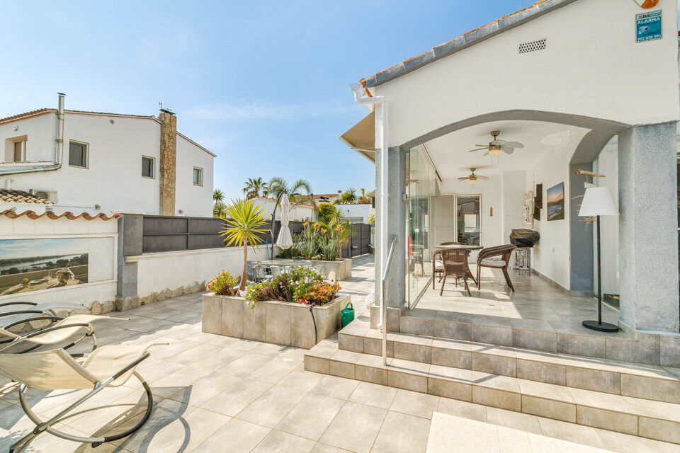 House/Villa with large pool for sale in Empuriabrava