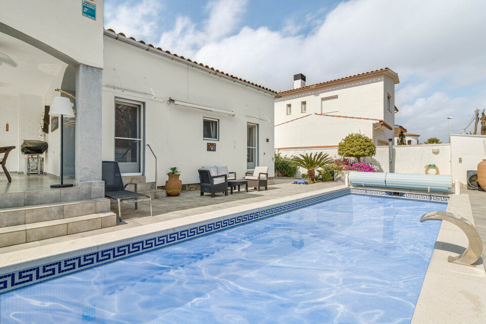 House/Villa with large pool for sale in Empuriabrava