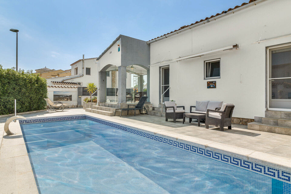 House/Villa with large pool for sale in Empuriabrava