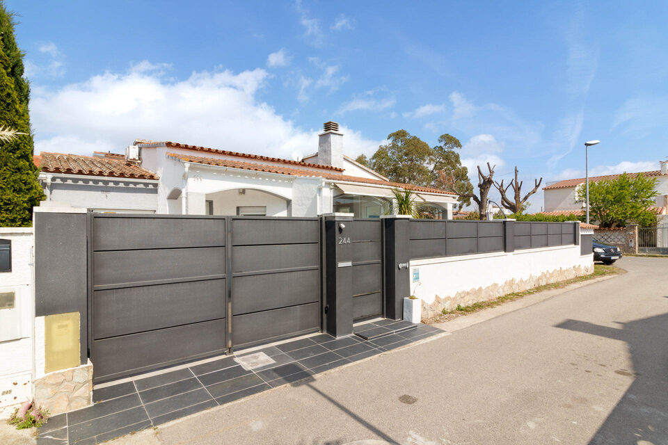 Haus/Villa mit großem Pool in Empuriabrava zu verkaufen