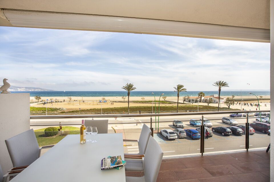 Select apartment with sea views in Empuriabrava