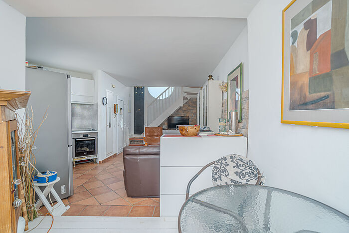 En venta pequeña casa adosada