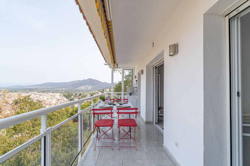 Apartment for sale with sea views in Roses