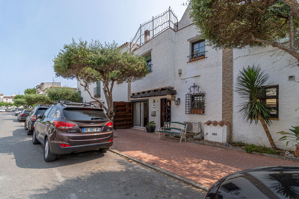 Au centre d'Empuriabrava, cette belle maison avec un joli solarium est à vendre