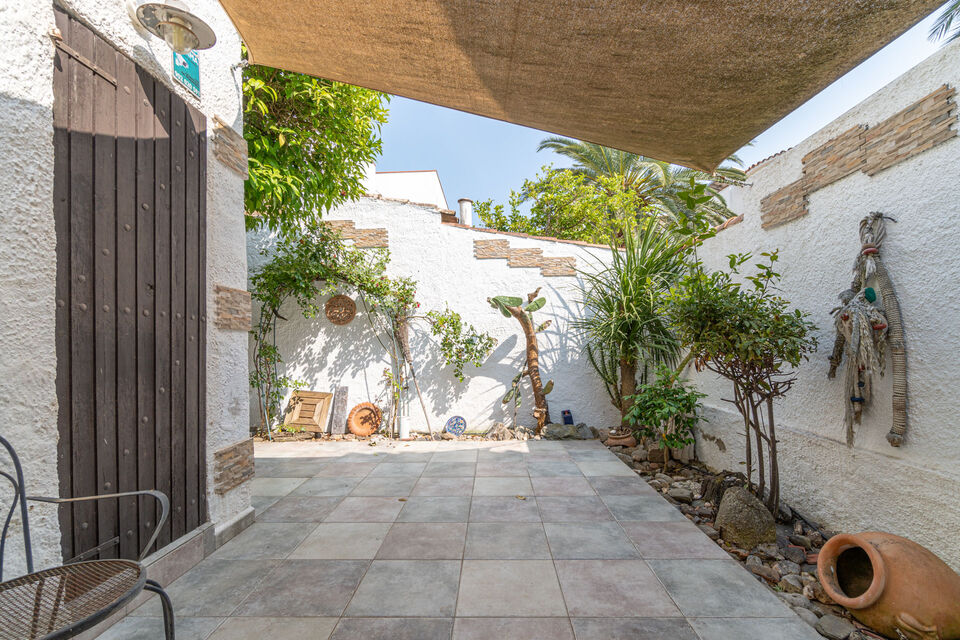 Au centre d'Empuriabrava, cette belle maison avec un joli solarium est à vendre