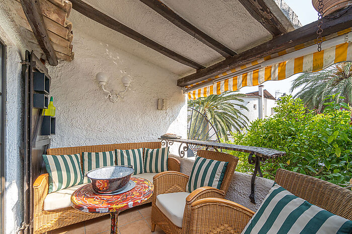 In the center of Empuriabrava, this beautiful house with a nice solarium is for sale